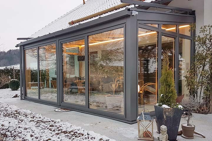 Holz-Alu-Wintergarten in grauer Optik